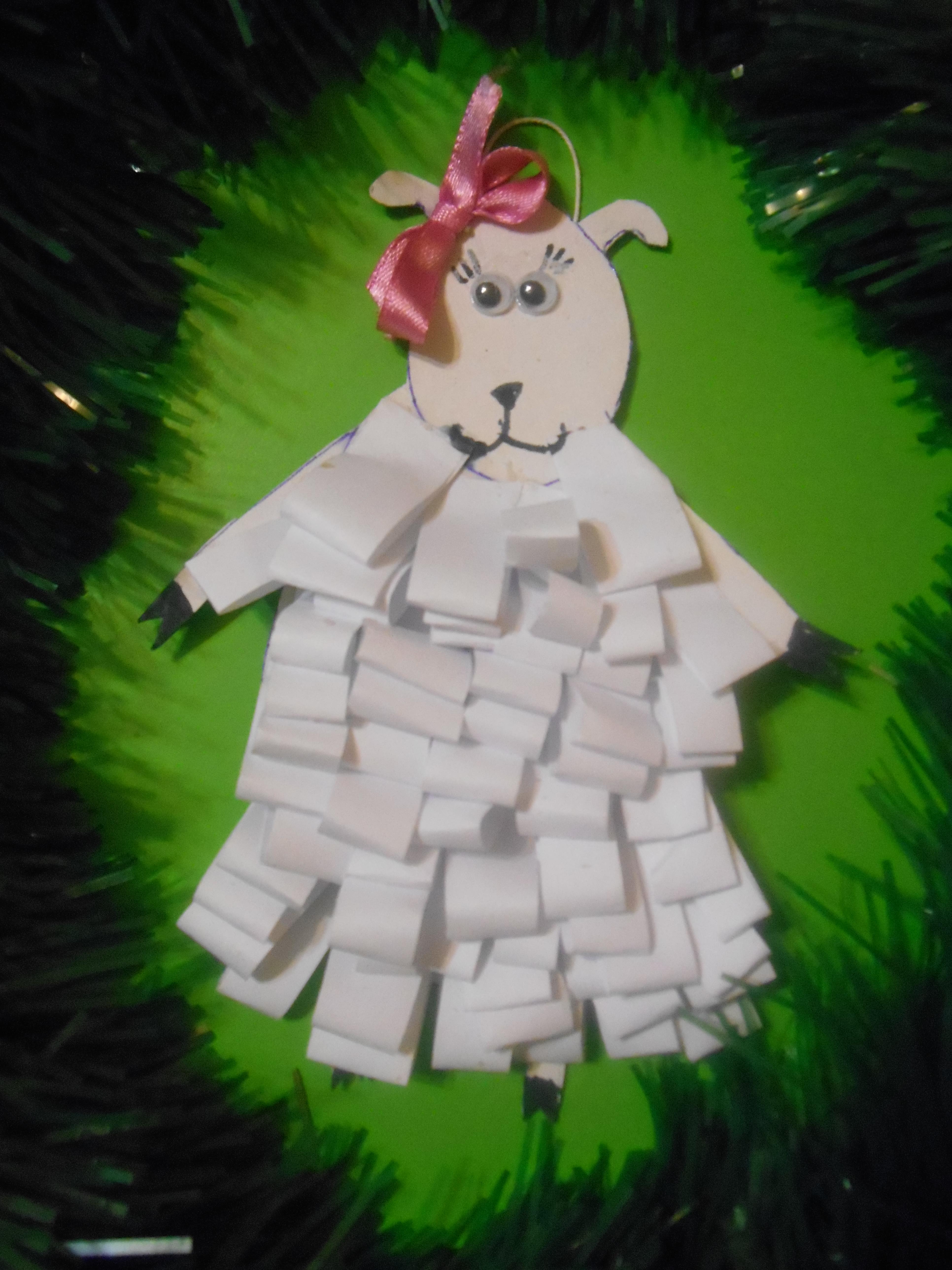 Новогодняя овечка из рулона туалетной бумаги и ваты — мастер класс с фото: